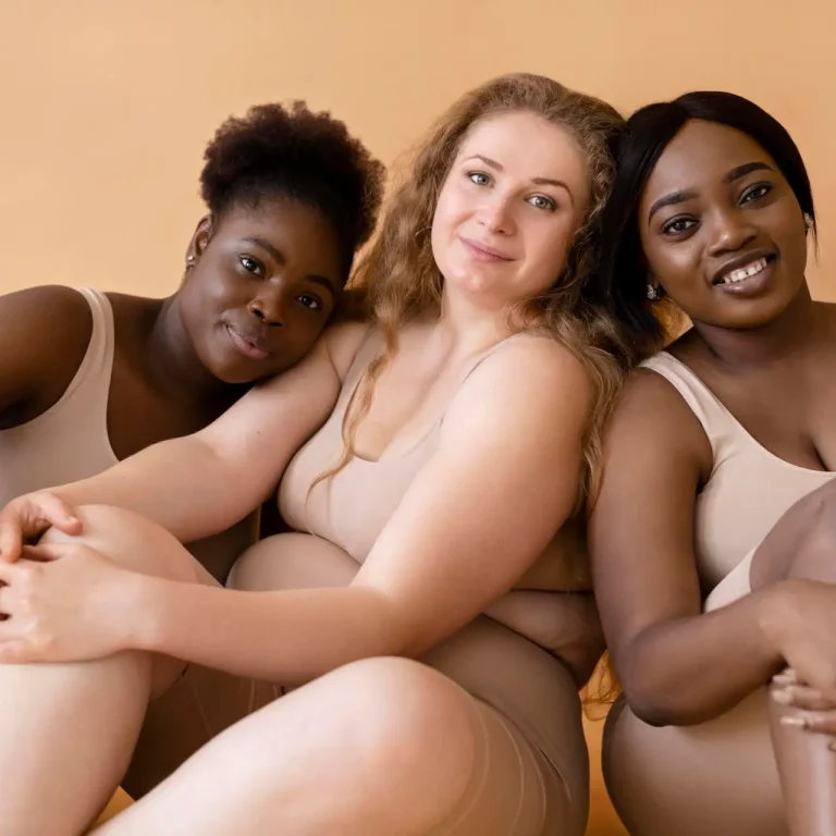 drei-frauen-nackten-illusionskorperformern-posieren-zusammen